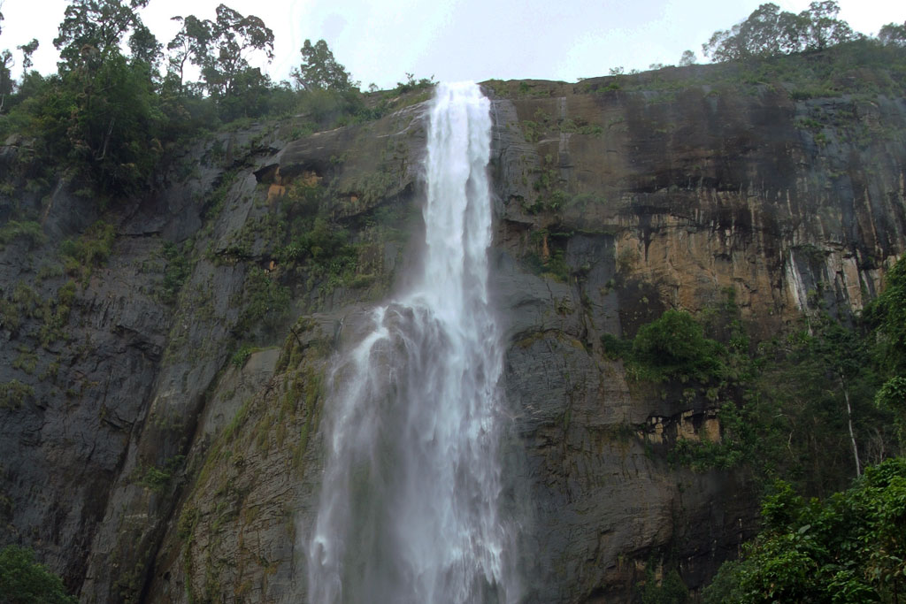 Diyaluma Falls Hike Koslanda, Sri Lanka